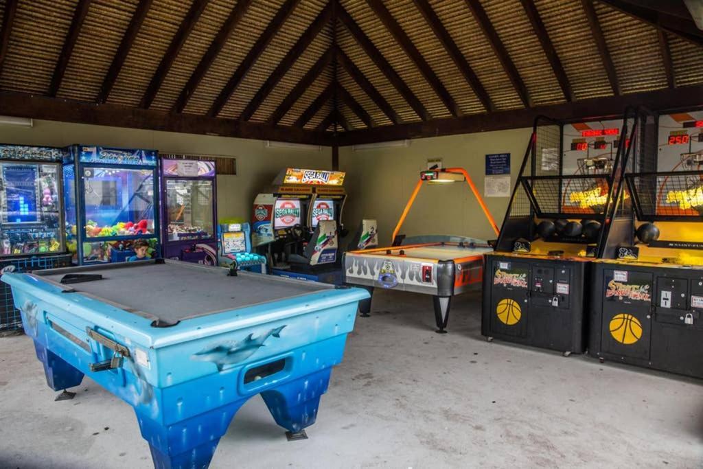 2 Bedroom Villa In Tropical Resort ヌーサヴィル エクステリア 写真